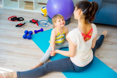 Anne egzersizleri yapıyor