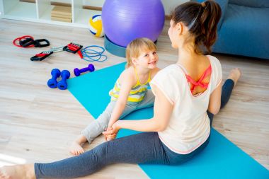 Anne egzersizleri yapıyor