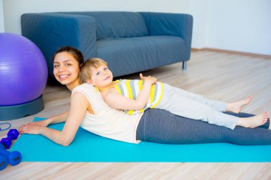 Anne egzersizleri yapıyor