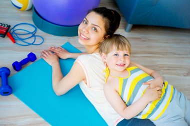 Anne egzersizleri yapıyor