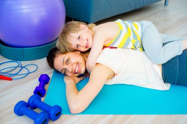 Anne egzersizleri yapıyor