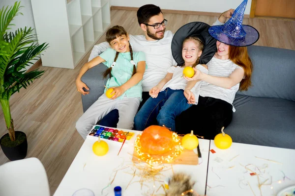 Familia celebrando Halloween —  Fotos de Stock