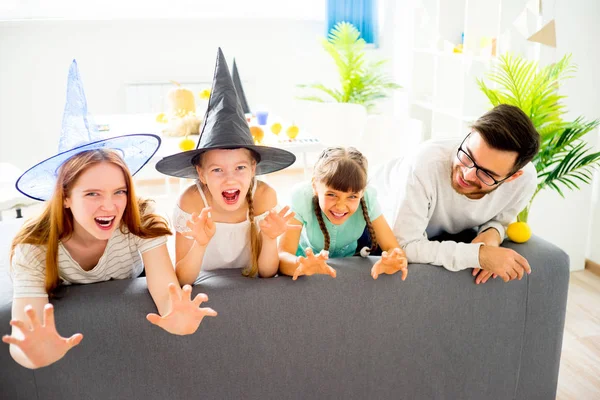 Family celebrating halloween — Stok fotoğraf