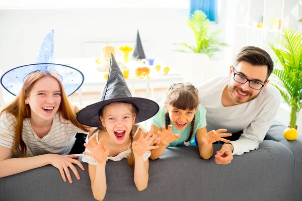 Familia celebrando Halloween —  Fotos de Stock