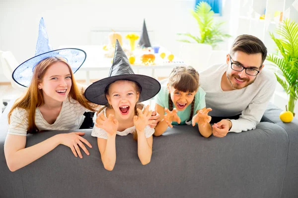 Familia celebrando Halloween —  Fotos de Stock