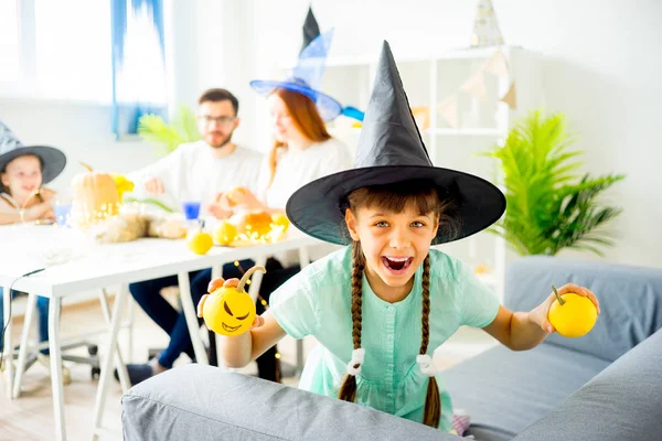 Cadı kostümlü kız.