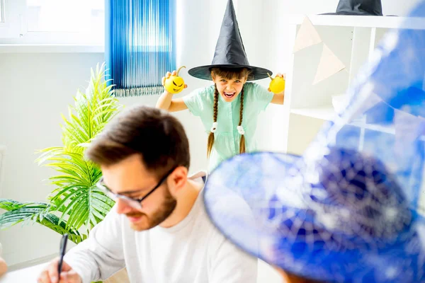 Cadı kostümlü kız.