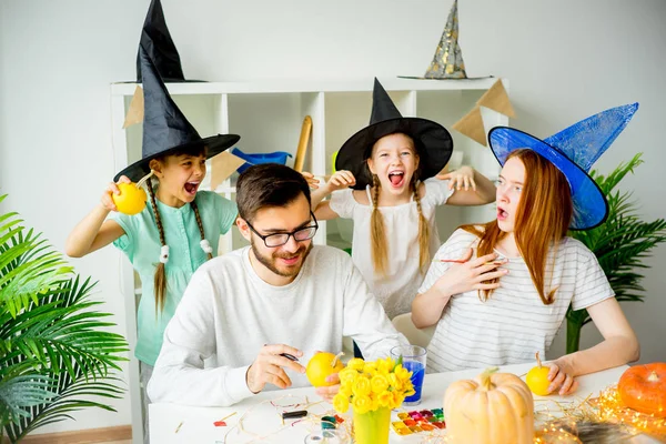 Familia en disfraces de Halloween —  Fotos de Stock