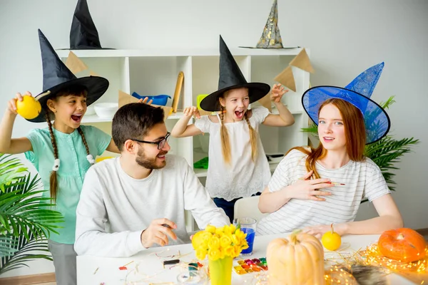 Familia en disfraces de Halloween — Foto de Stock