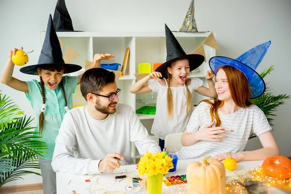 Familia en disfraces de Halloween —  Fotos de Stock