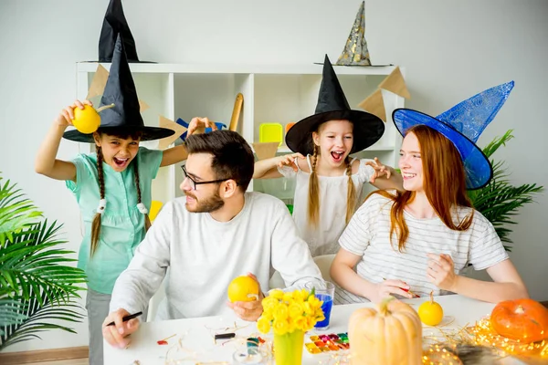 Familie i Halloweenkostymer – stockfoto
