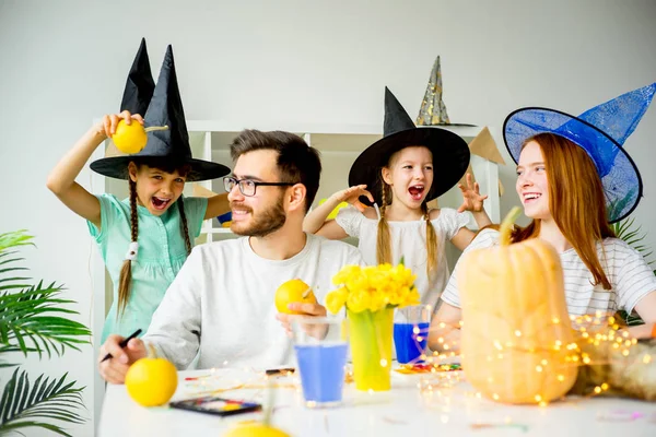 Familia en disfraces de Halloween — Foto de Stock