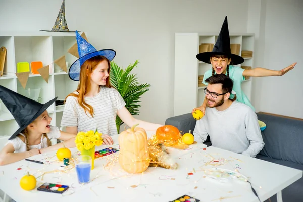 Familia en disfraces de Halloween — Foto de Stock