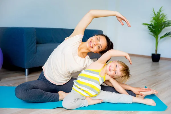 Mutter macht Dehnungen — Stockfoto