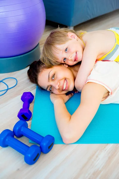 Anne egzersizleri yapıyor