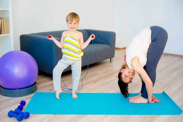 Madre está haciendo yoga —  Fotos de Stock