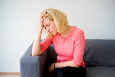 Kızın başı ağrıyor.