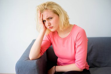 Kızın başı ağrıyor.