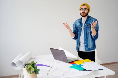 Bir projede çalışan mimar