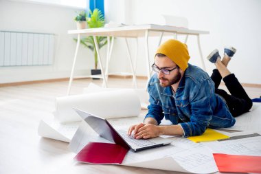 bir dizüstü bilgisayarda çalışan tasarımcı