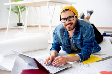 bir dizüstü bilgisayarda çalışan tasarımcı