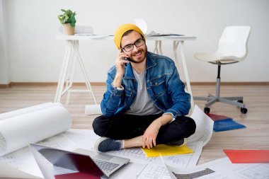 Bir telefonda konuşurken mimar