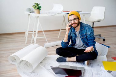 Bir telefonda konuşurken mimar