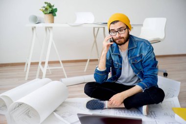 Bir telefonda konuşurken mimar