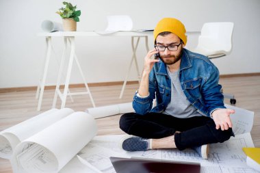 Bir telefonda konuşurken mimar