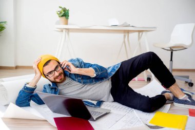 Bir telefonda konuşurken mimar