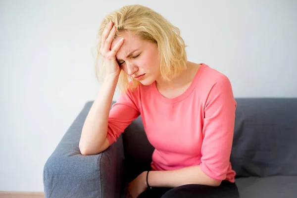 Chica teniendo un dolor de cabeza —  Fotos de Stock