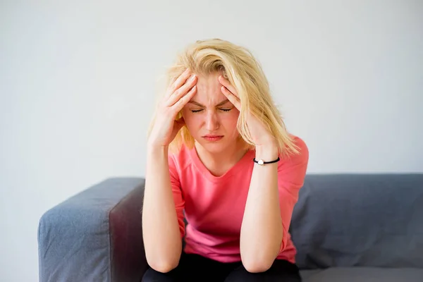 Chica teniendo un dolor de cabeza —  Fotos de Stock