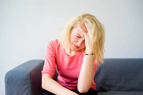 Chica teniendo un dolor de cabeza —  Fotos de Stock