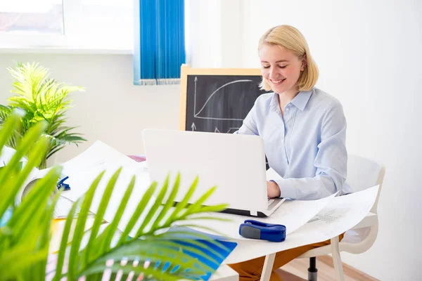 Femme d'affaires travaillant sur un projet — Photo