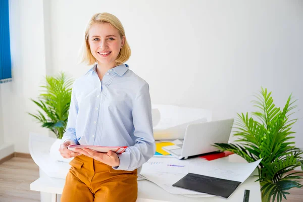 Glad leende affärskvinna — Stockfoto