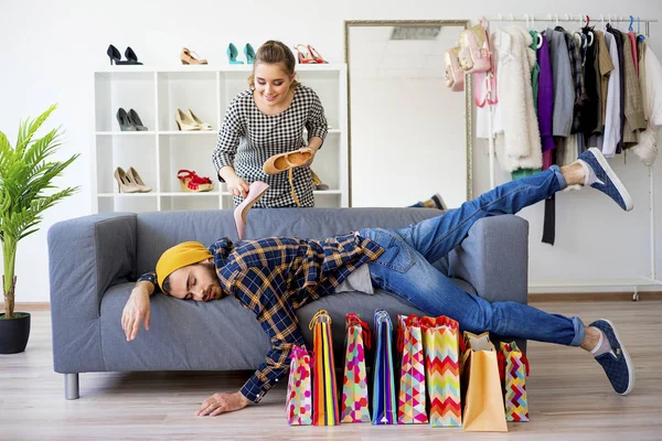 Kız arkadaşıyla alışveriş sıkılmış adam