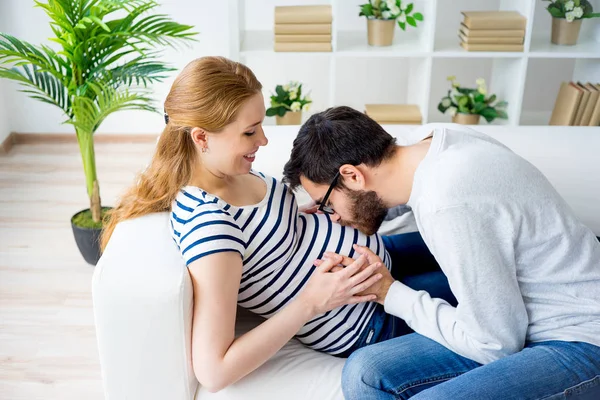 Padre besando vientre embarazada — Foto de Stock