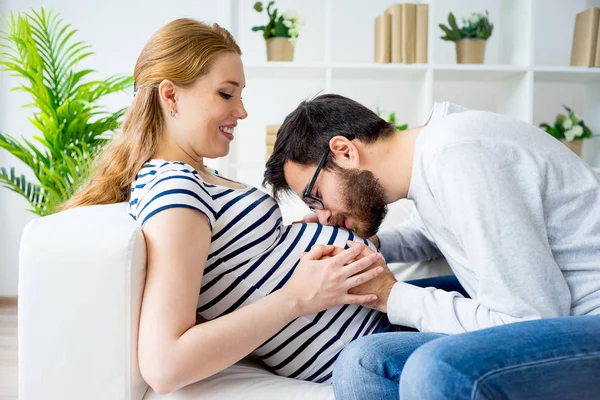 Vater küsst schwangeren Bauch — Stockfoto