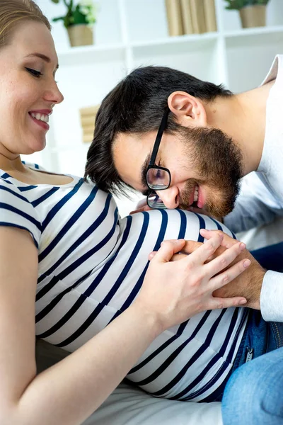 Vader zoenen zwangere buik — Stockfoto