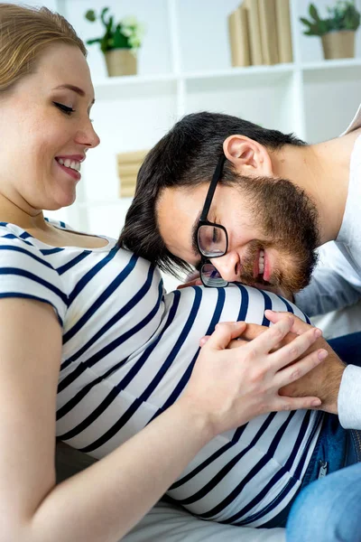Padre besando vientre embarazada — Foto de Stock