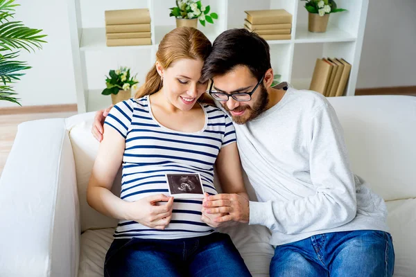 Pareja sosteniendo ecograma — Foto de Stock