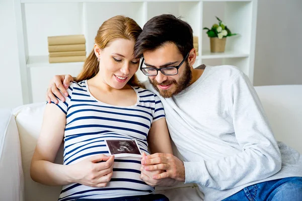 Pareja sosteniendo ecograma — Foto de Stock