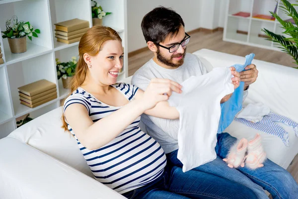 Par att välja kläder — Stockfoto