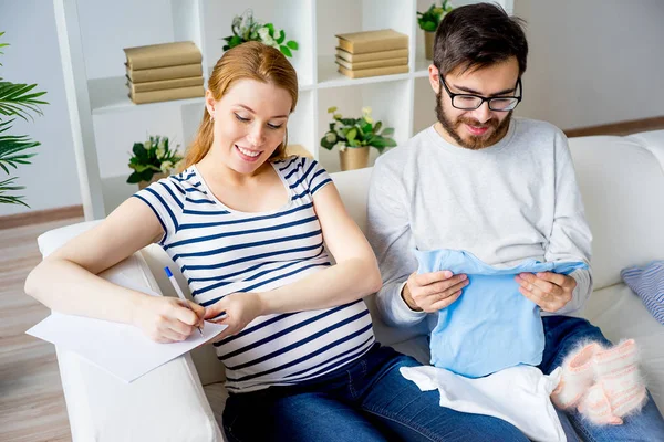 Par att välja kläder — Stockfoto