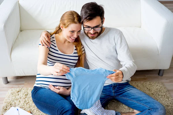 Pareja eligiendo ropa — Foto de Stock