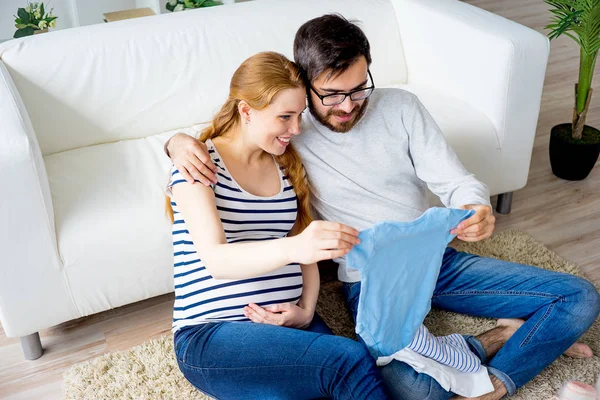 Pareja eligiendo ropa — Foto de Stock