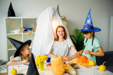 Baban bir hayalet kostümü