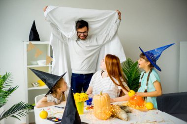 Baban bir hayalet kostümü