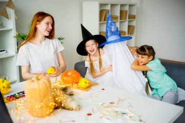 Baban bir hayalet kostümü