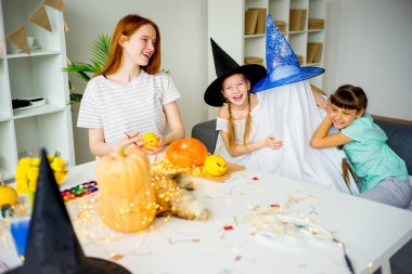 Baban bir hayalet kostümü